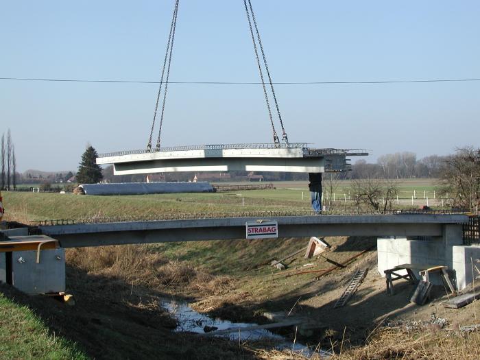 Fertigteiltrger mit berhhung