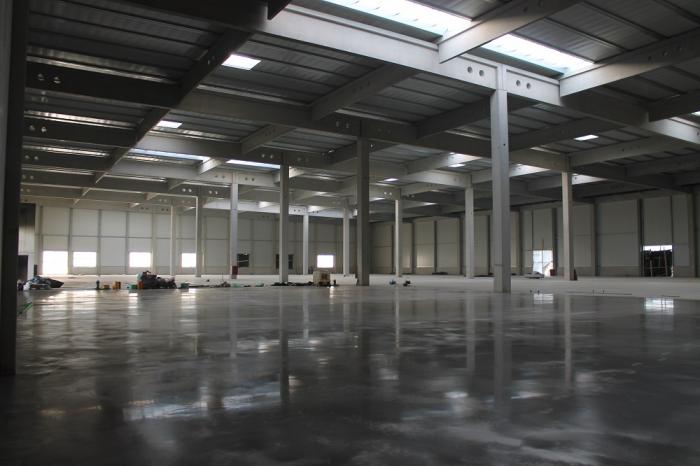 Halle mit flügelgeglätteter Bodenplatte
