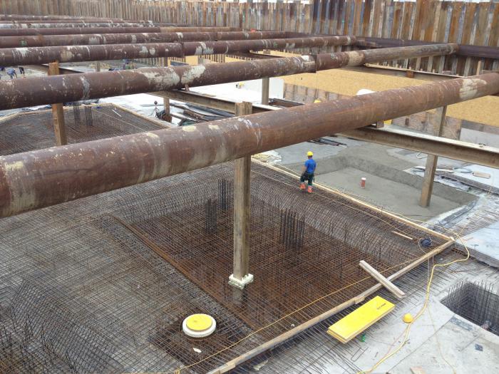 laufende Bewehrungs- und Betonierarbeiten